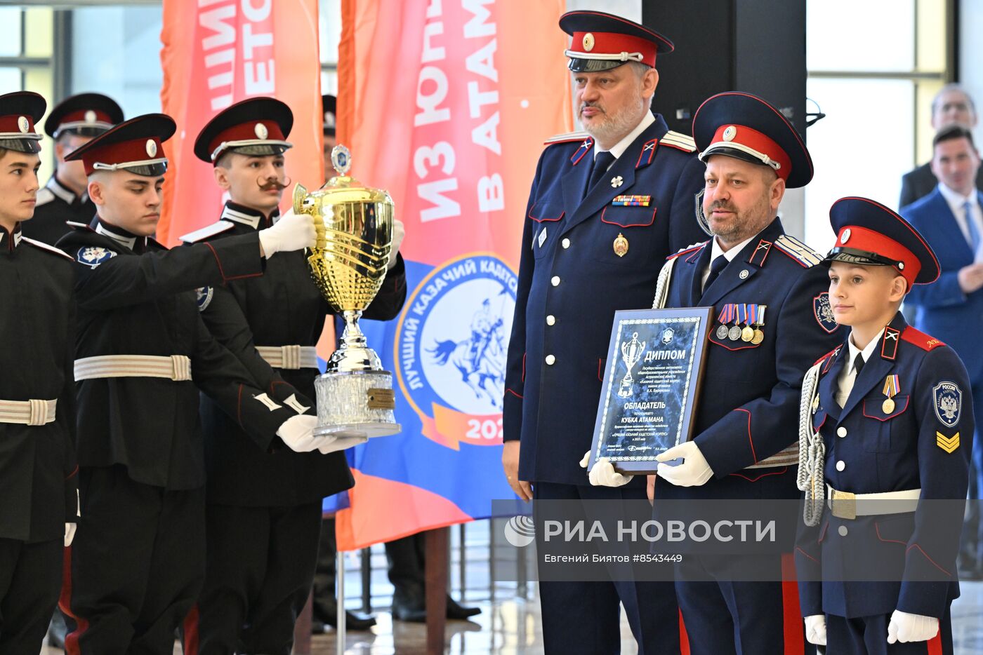 Передача переходящего знамени президента РФ Казачьему кадетскому корпусу имени атамана И. А. Бирюкова