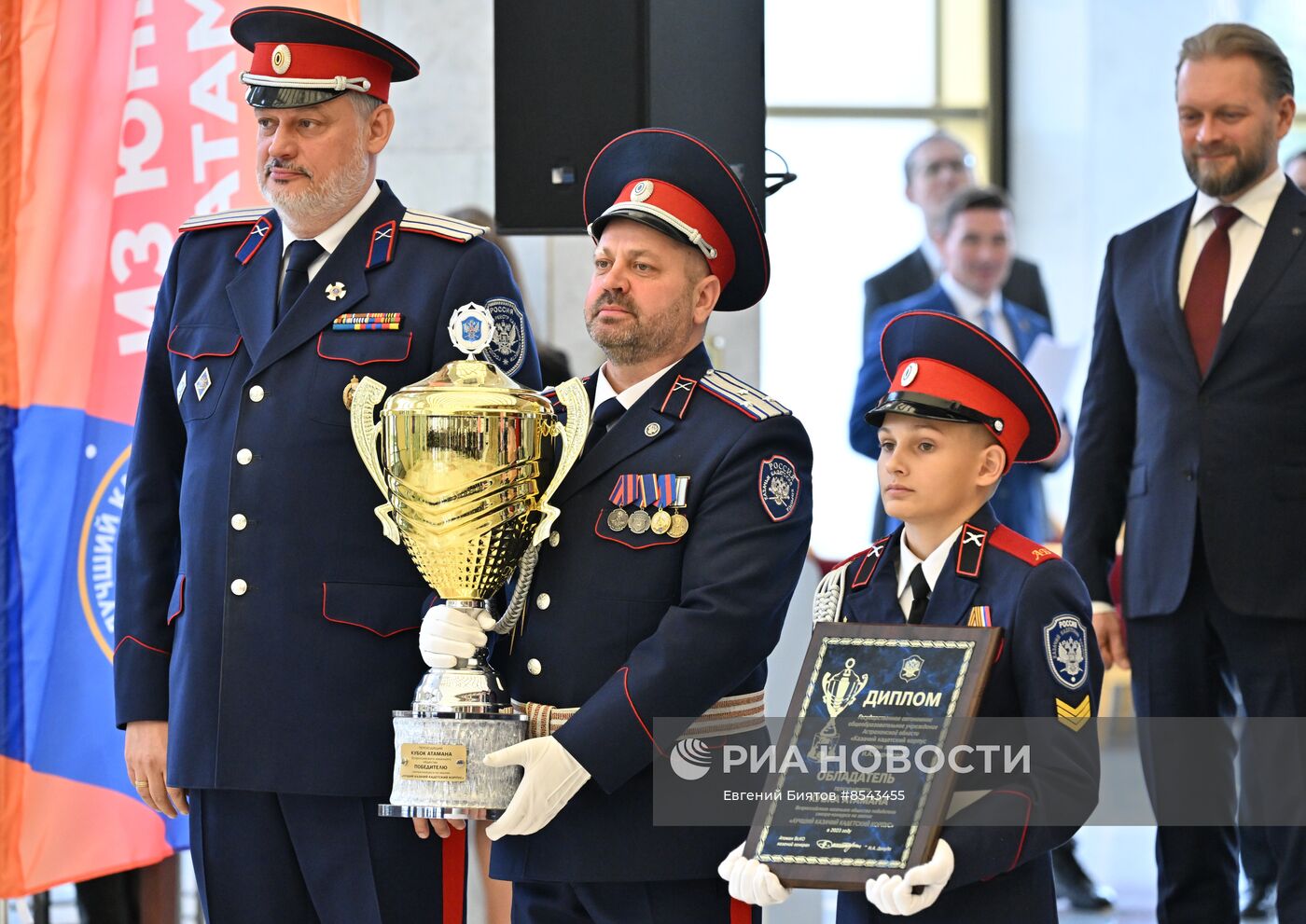 Передача переходящего знамени президента РФ Казачьему кадетскому корпусу имени атамана И. А. Бирюкова