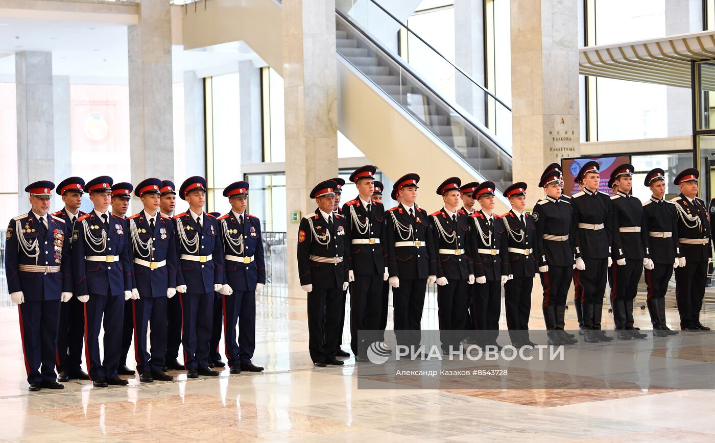 Передача переходящего знамени президента РФ Казачьему кадетскому корпусу имени атамана И. А. Бирюкова