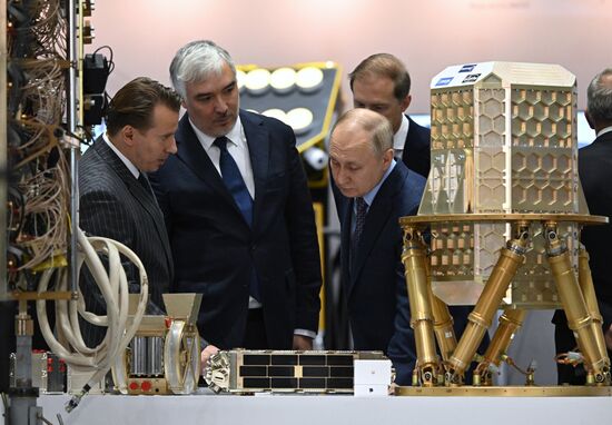 Президент РФ В. Путин посетил ПАО "РКК "Энергия" им. С.П. Королёва"