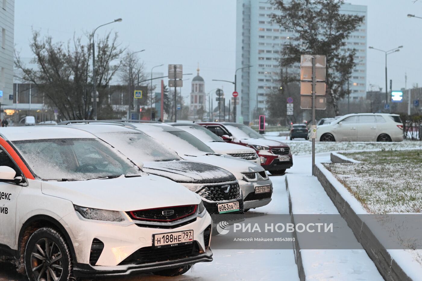 Снег в Москве 