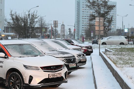 Снег в Москве 