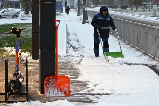 Снег в Москве 