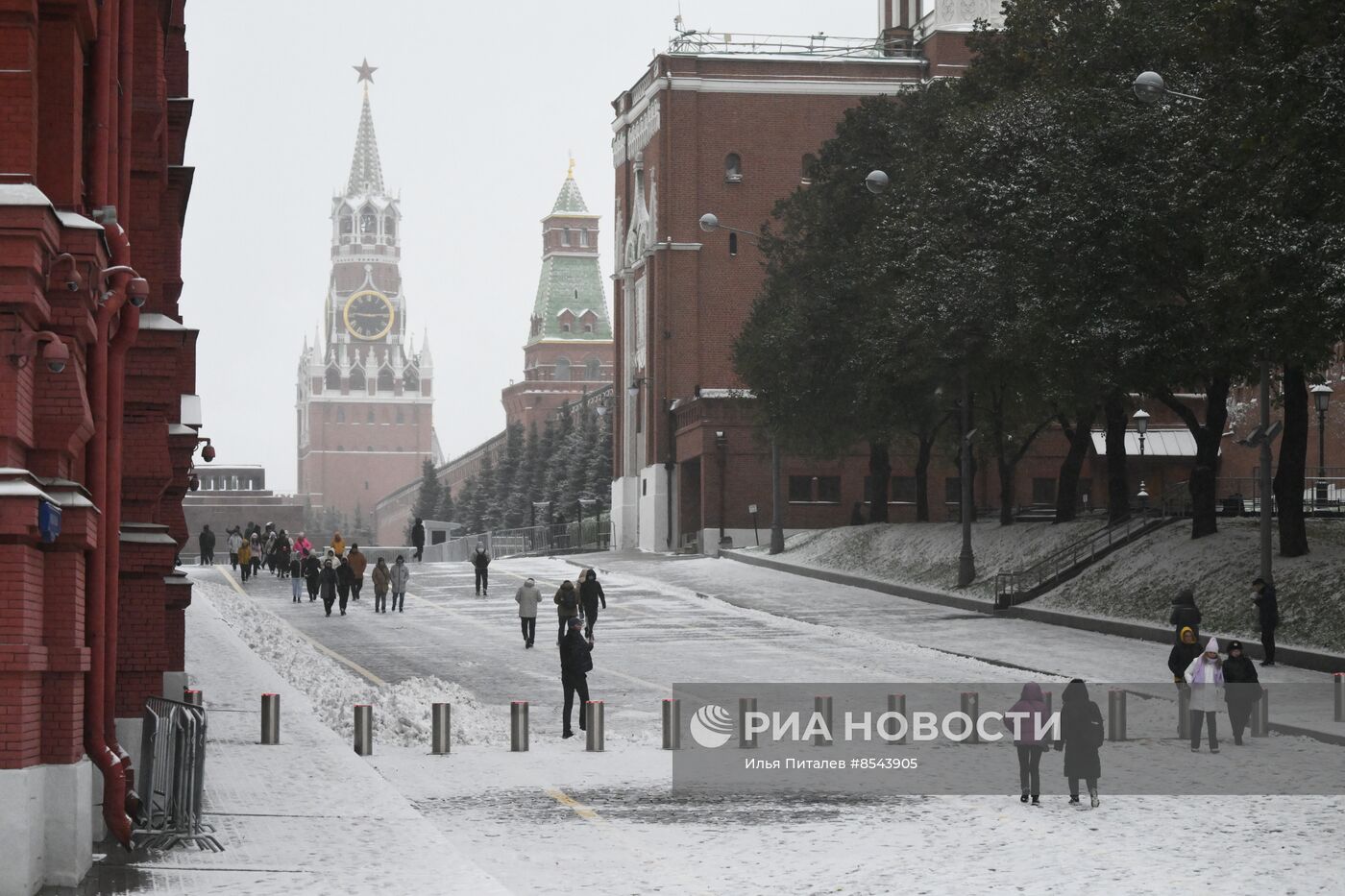 Снег в Москве 