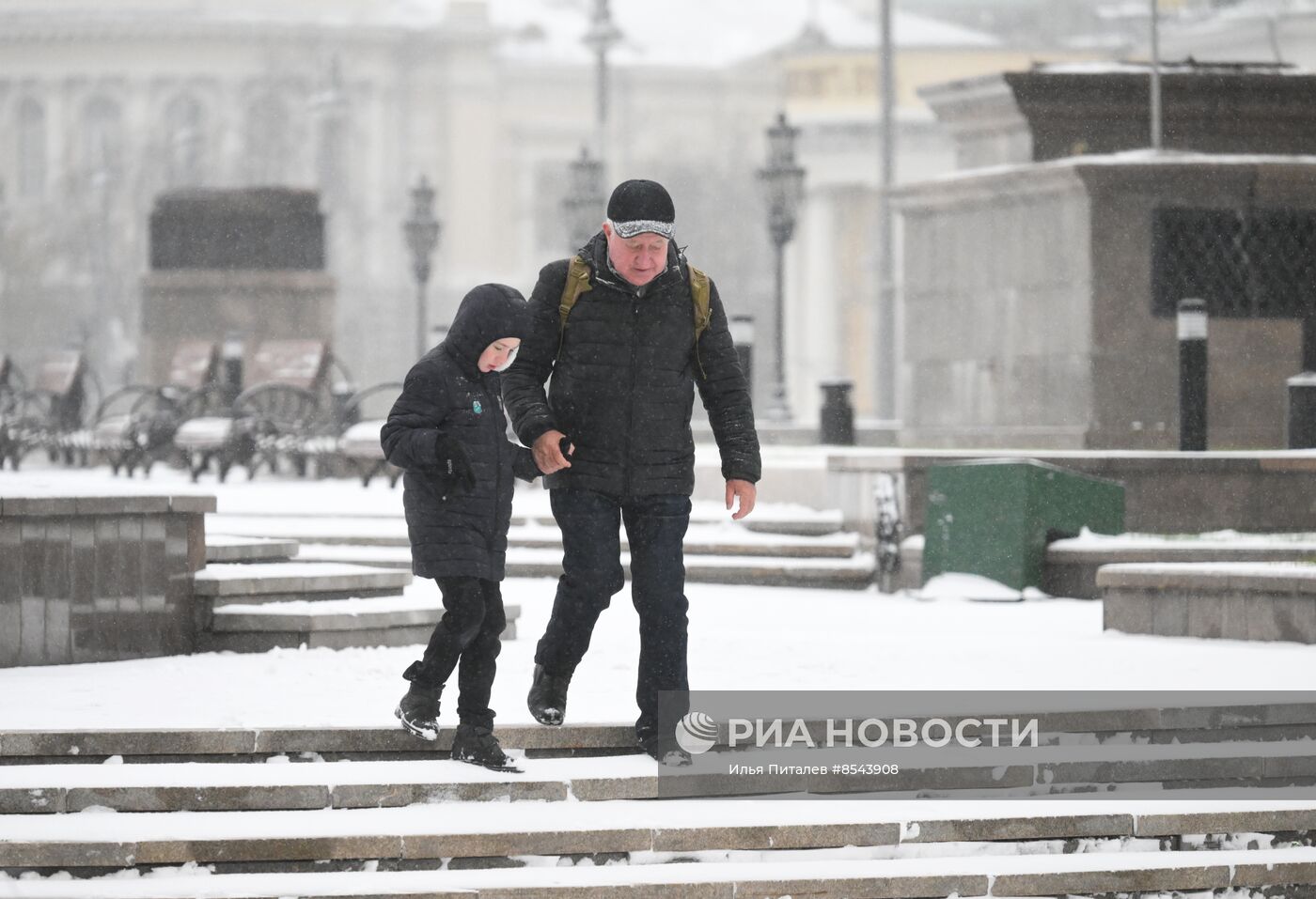 Снег в Москве 