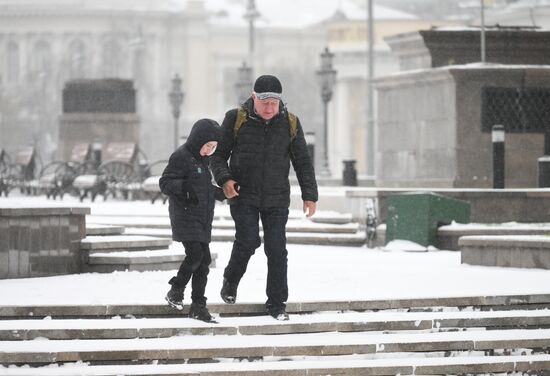 Снег в Москве 