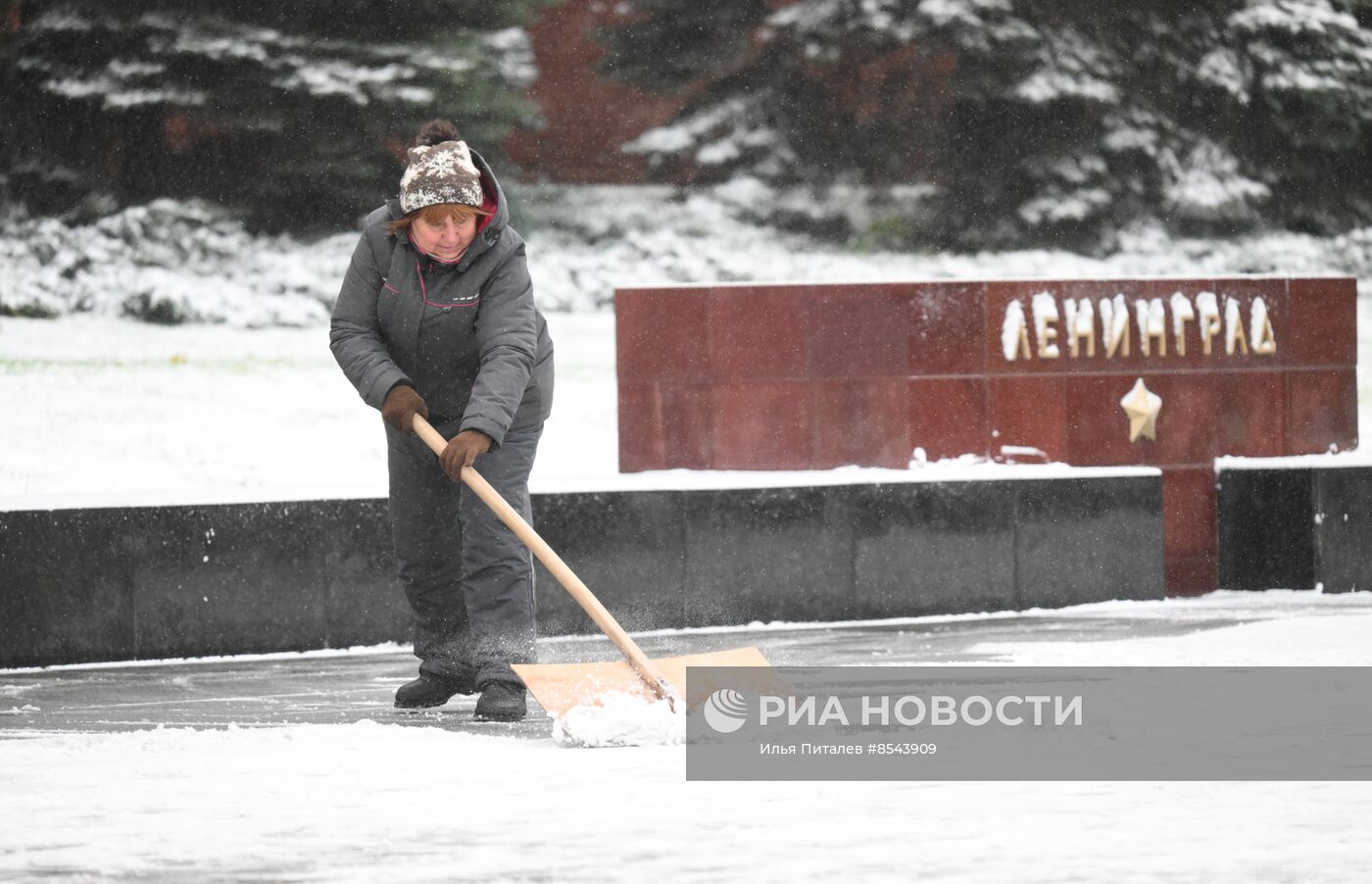 Снег в Москве 