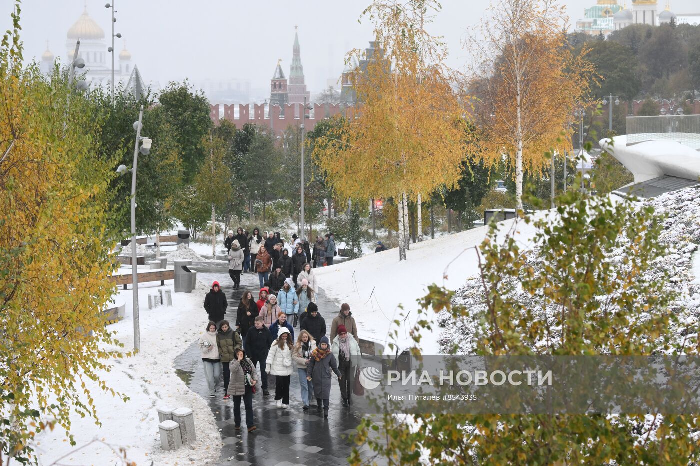 Снег в Москве 