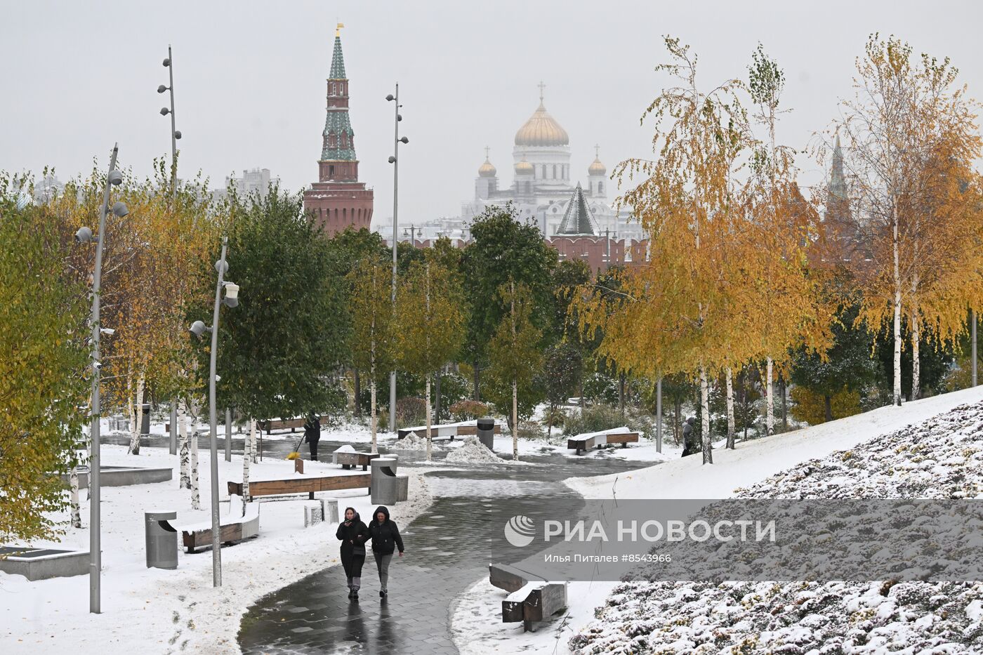 Снег в Москве 