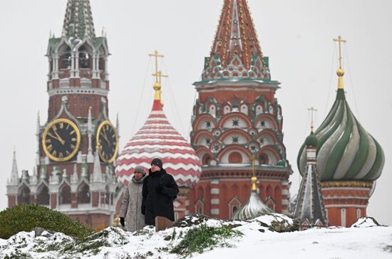 Снег в Москве 