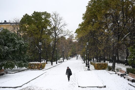 Снег в Москве 