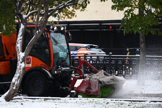 Снег в Москве 