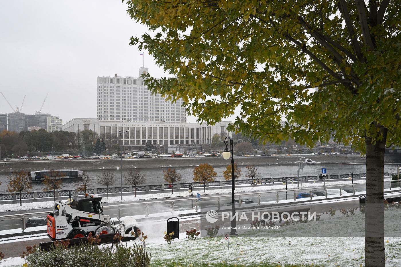 Снег в Москве 