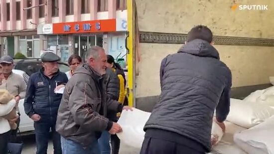 4 тонны муки привез Русский дом семьям вынужденных переселенцев из Нагорного Карабаха