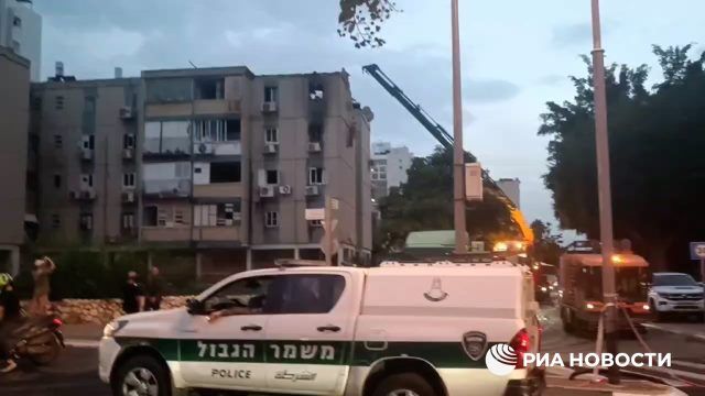 Последствия удара ракеты в жилое здание в Тель-Авиве
