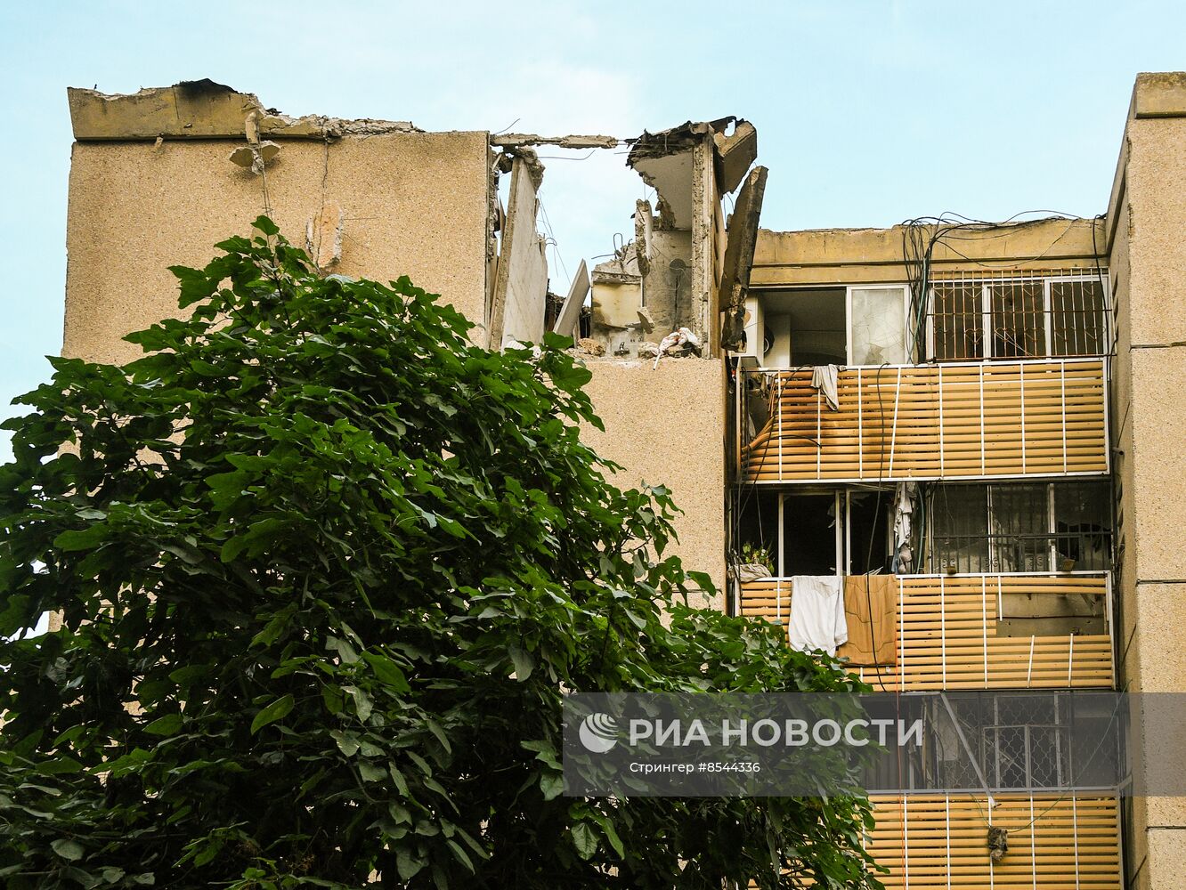 В Тель-Авиве ракета попала в жилое здание