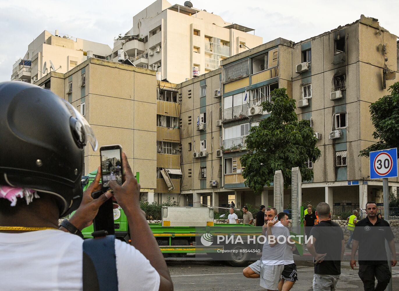 В Тель-Авиве ракета попала в жилое здание