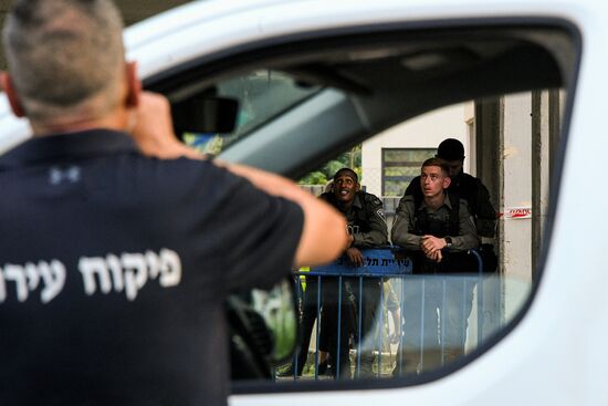 В Тель-Авиве ракета попала в жилое здание