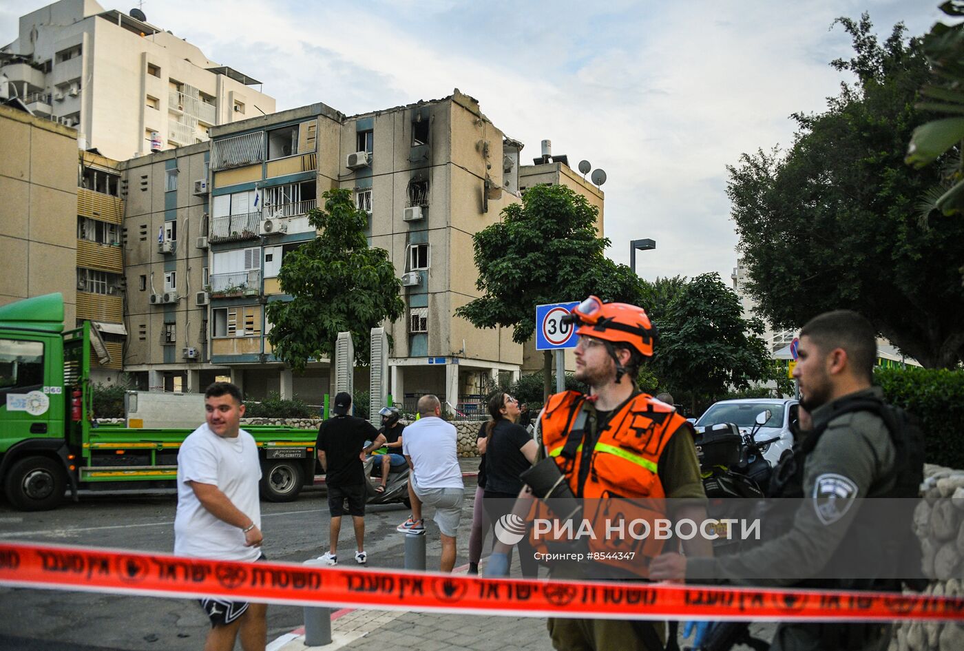 В Тель-Авиве ракета попала в жилое здание