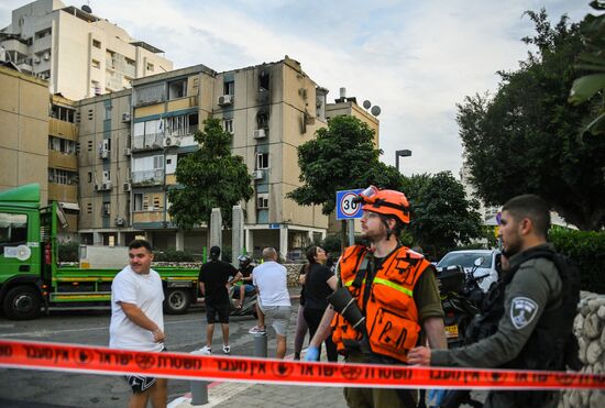 В Тель-Авиве ракета попала в жилое здание