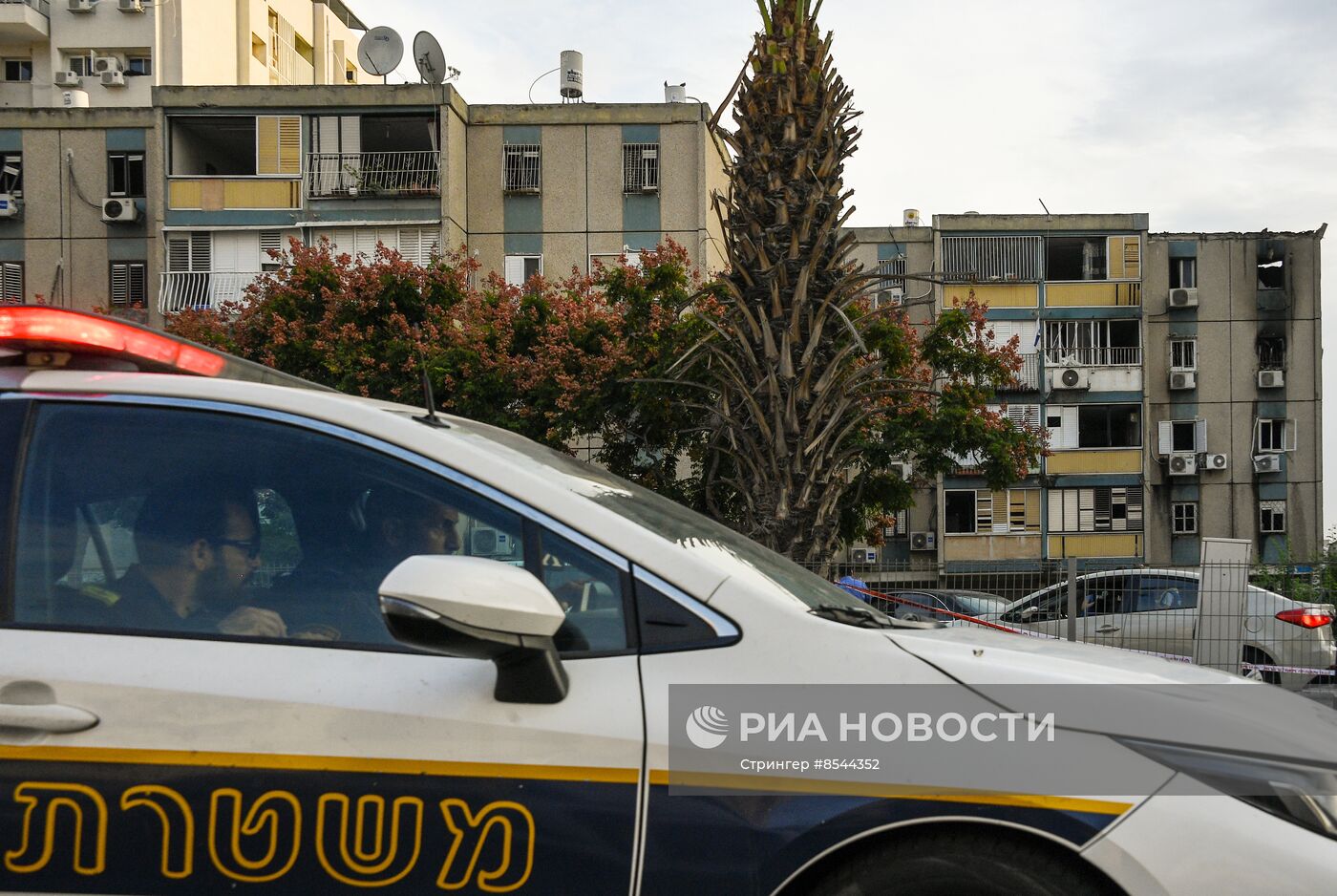 В Тель-Авиве ракета попала в жилое здание