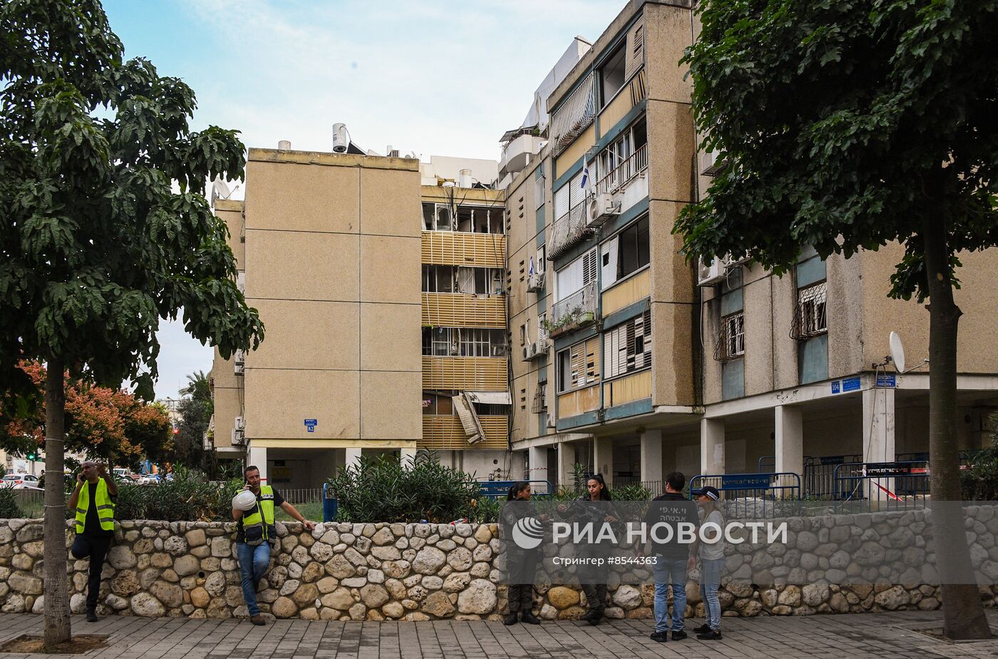 В Тель-Авиве ракета попала в жилое здание