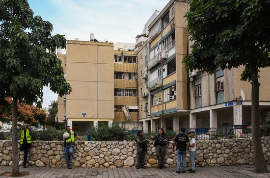 В Тель-Авиве ракета попала в жилое здание