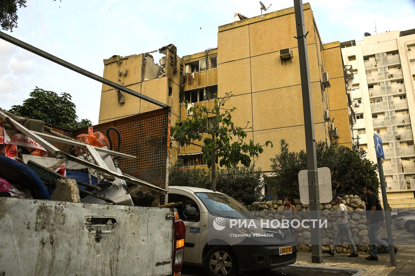 В Тель-Авиве ракета попала в жилое здание