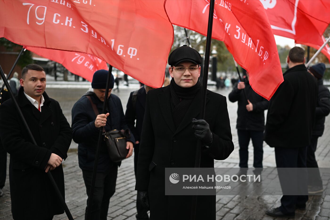 Возложение цветов к Мавзолею В.И. Ленина  в честь 105-й годовщины Ленинского Комсомола