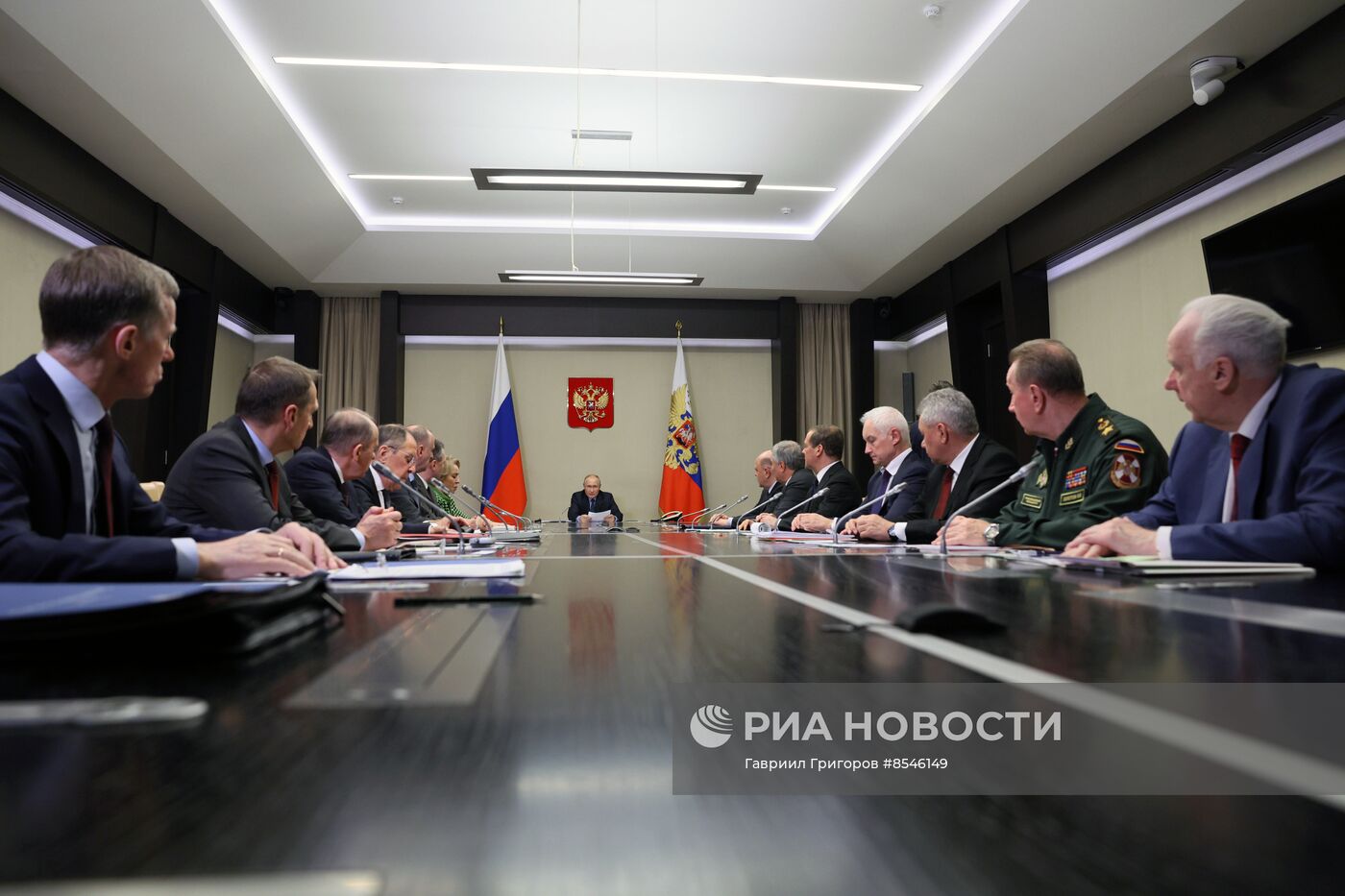 Президент РФ В. Путин провел совещание с членами Совбеза РФ, правительства РФ и руководством силовых ведомств