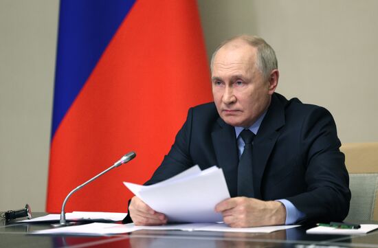 Президент РФ В. Путин провел совещание с членами Совбеза РФ, правительства РФ и руководством силовых ведомств