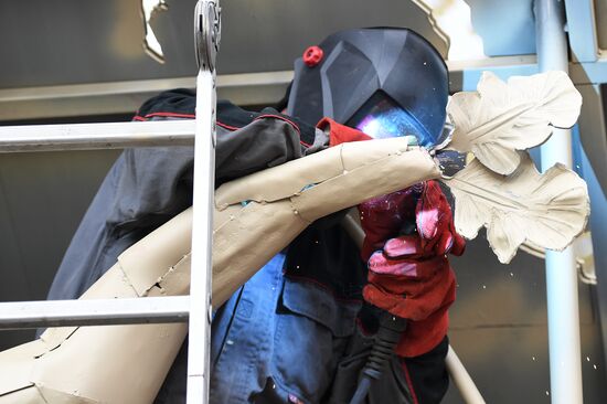 Новые регионы добавят к большой кованой карте России в Крыму