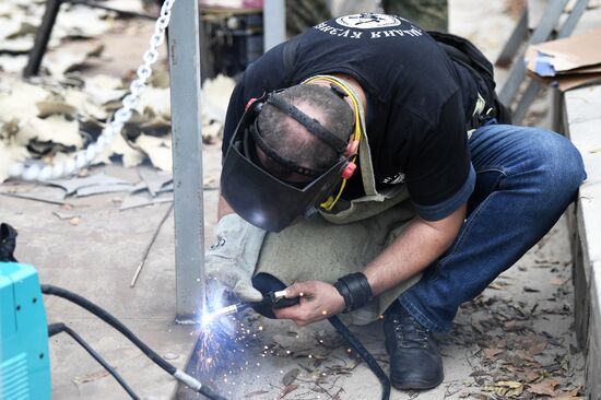 Новые регионы добавят к большой кованой карте России в Крыму