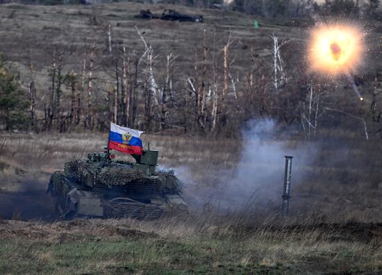 Боевое слаживание экипажей танков Т-90М "Прорыв" в зоне СВО