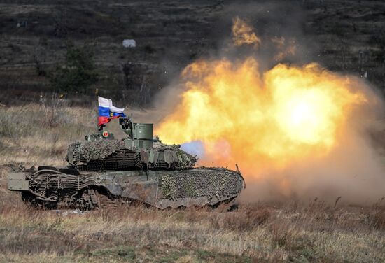 Боевое слаживание экипажей танков Т-90М "Прорыв" в зоне СВО