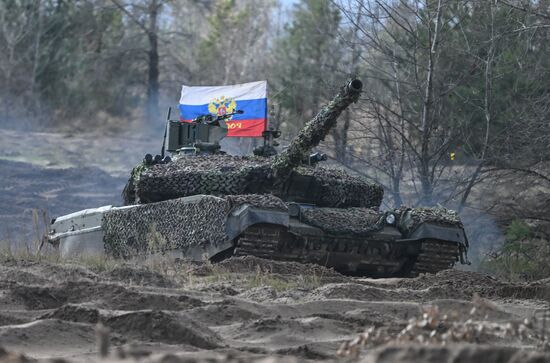 Боевое слаживание экипажей танков Т-90М "Прорыв" в зоне СВО