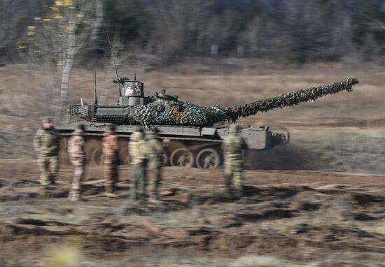 Боевое слаживание экипажей танков Т-90М "Прорыв" в зоне СВО