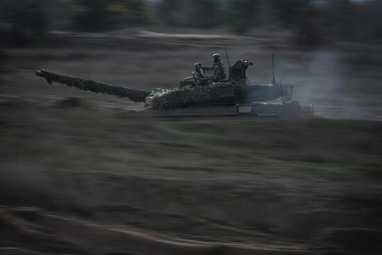 Боевое слаживание экипажей танков Т-90М "Прорыв" в зоне СВО