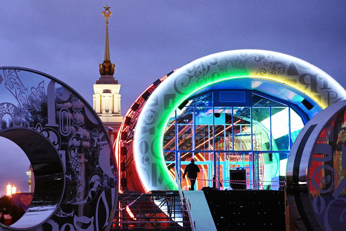 Праздничная подсветка к выставке-форуму "Россия" на ВДНХ