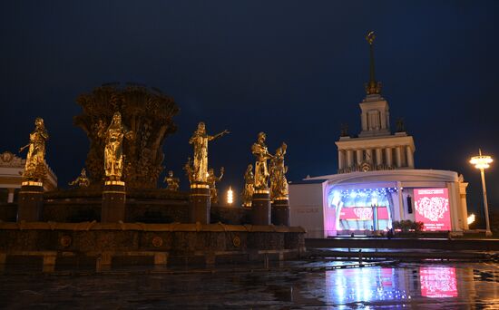 Праздничная подсветка к выставке-форуму "Россия" на ВДНХ