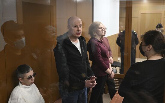 Оглашение приговора по делу о продаже иностранцам детей от суррогатных матерей Т. Блиновой и Л. Валеевой