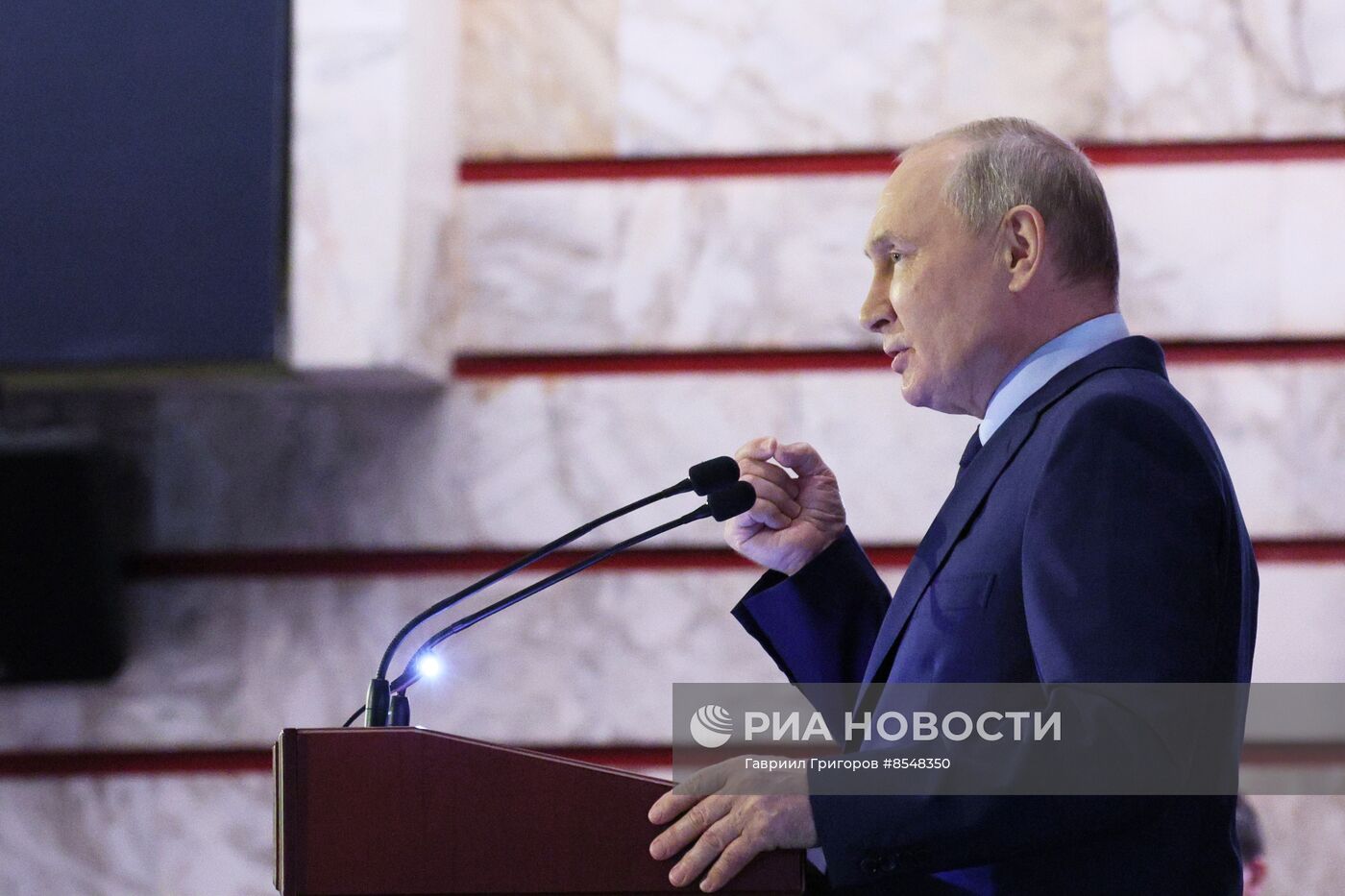 Президент РФ В. Путин встретился с новым составом Общественной палаты РФ