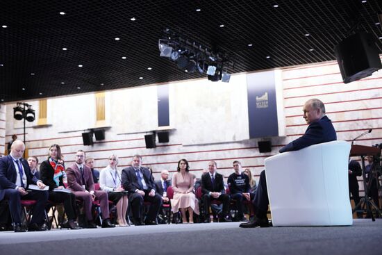 Президент РФ В. Путин встретился с новым составом Общественной палаты РФ