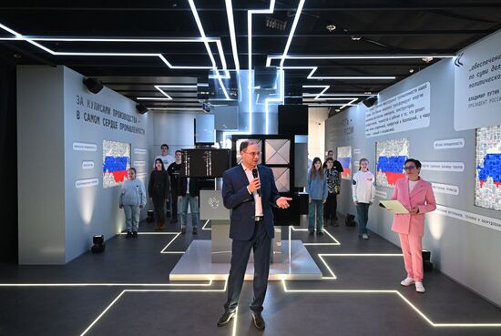 Международная выставка-форум "Россия"
Торжественная церемония запуска арт-объекта Минпромторга "Сердце промышленности"
Алексей Груздев, заместитель министра промышленности и торговли РФ Место: Россия, Москва. Автор: Григорий Сысоев/РИА Новости. Торжественная церемония запуска арт-объекта Минпромторга "Сердце промышленности"