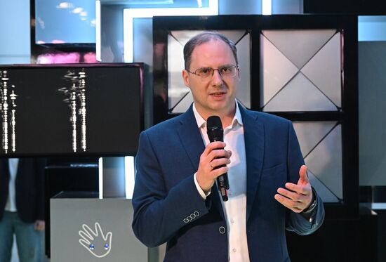 Международная выставка-форум "Россия"
Торжественная церемония запуска арт-объекта Минпромторга "Сердце промышленности"
Алексей Груздев, заместитель министра промышленности и торговли РФ Место: Россия, Москва. Автор: Григорий Сысоев/РИА Новости. Торжественная церемония запуска арт-объекта Минпромторга "Сердце промышленности"