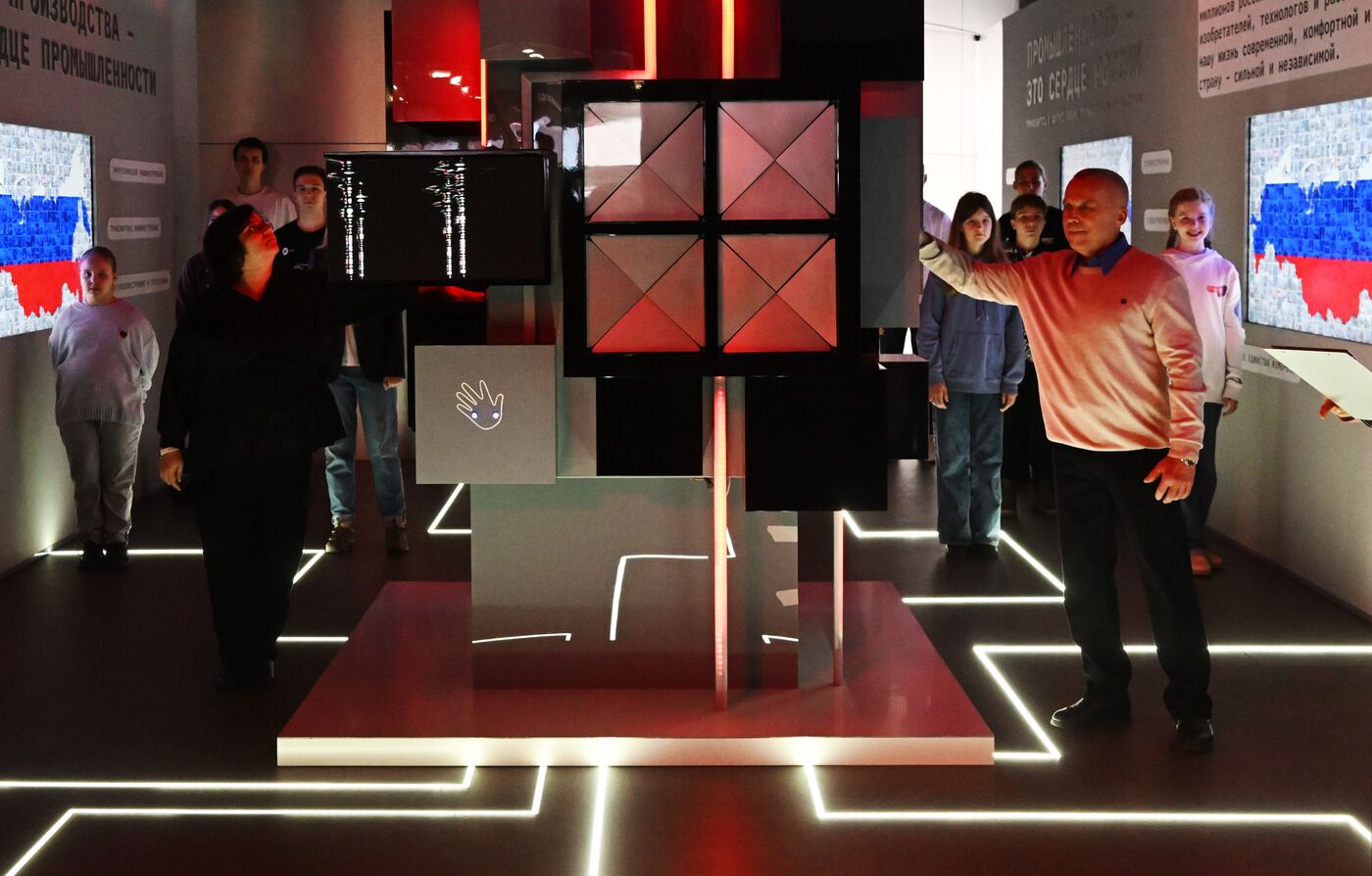 Торжественная церемония запуска арт-объекта Минпромторга "Сердце промышленности"