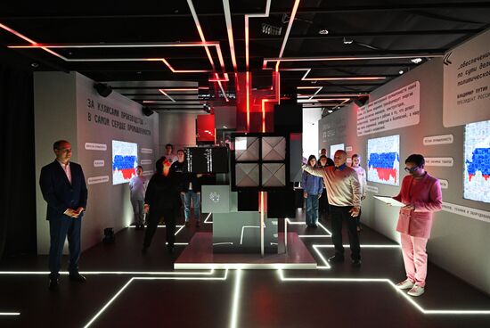 Международная выставка-форум "Россия"
Торжественная церемония запуска арт-объекта Минпромторга "Сердце промышленности"
Алексей Груздев, заместитель министра промышленности и торговли РФ
Тутта Ларсен, теле- и радиоведущая, журналистка, амбассадор павильона "Сделано нами", ведущая открытия
А.Ф. Буралев, представитель династии Демиховского машиностроительного завода, слесарь МСР инструментального участка №60 Место: Россия, Москва. Автор: Григорий Сысоев/РИА Новости. Торжественная церемония запуска арт-объекта Минпромторга "Сердце промышленности"