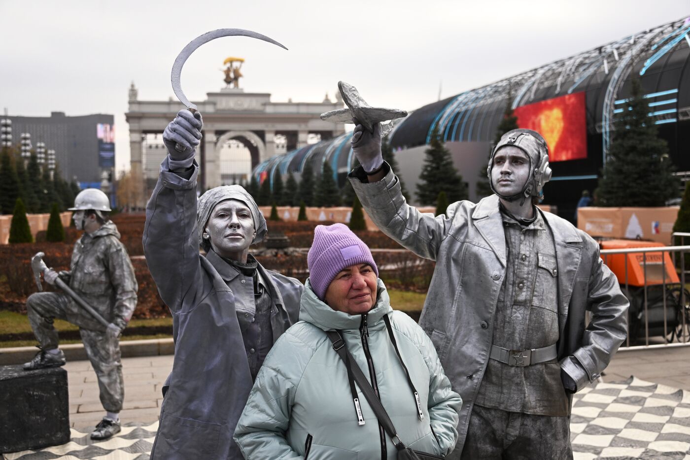 Работа выставки "Россия"