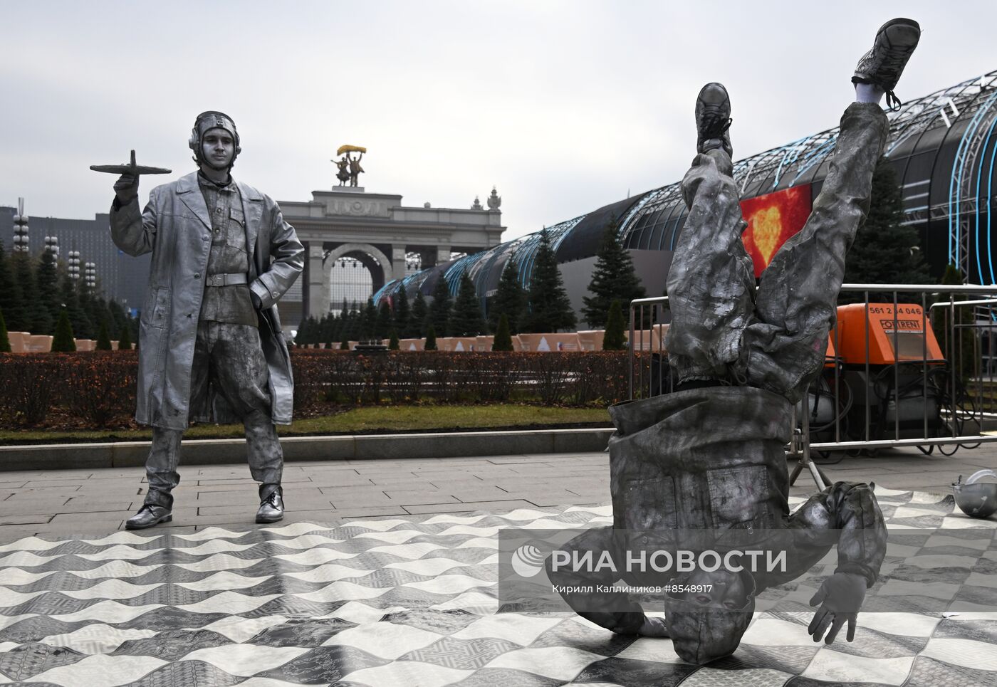 Работа выставки "Россия"