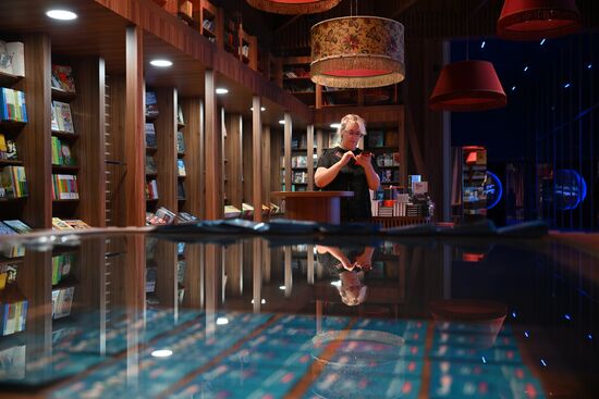 Выставка "Россия". Работа павильона "Газпром"